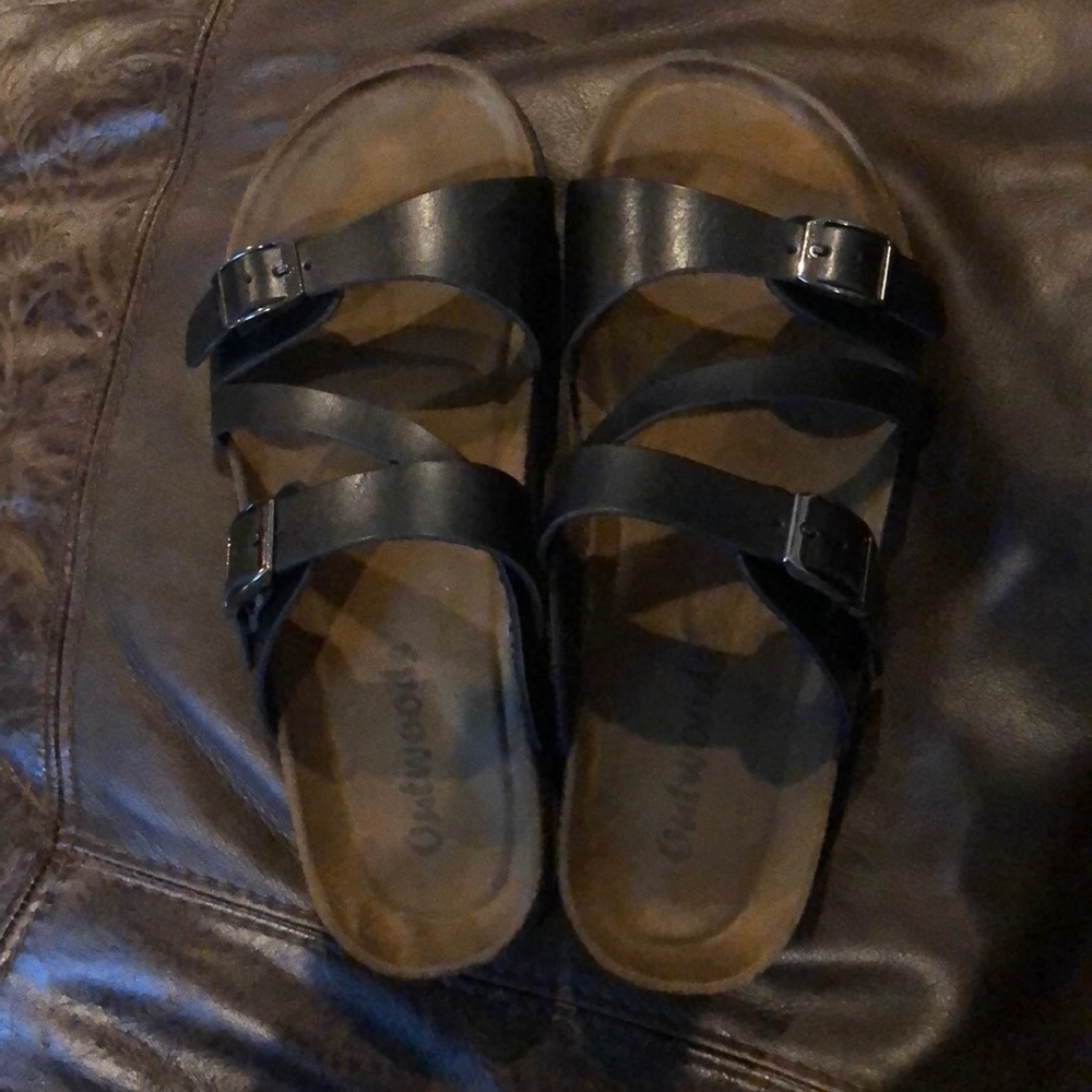 Black Strapped Outwoods Sandals Like New 🤩
